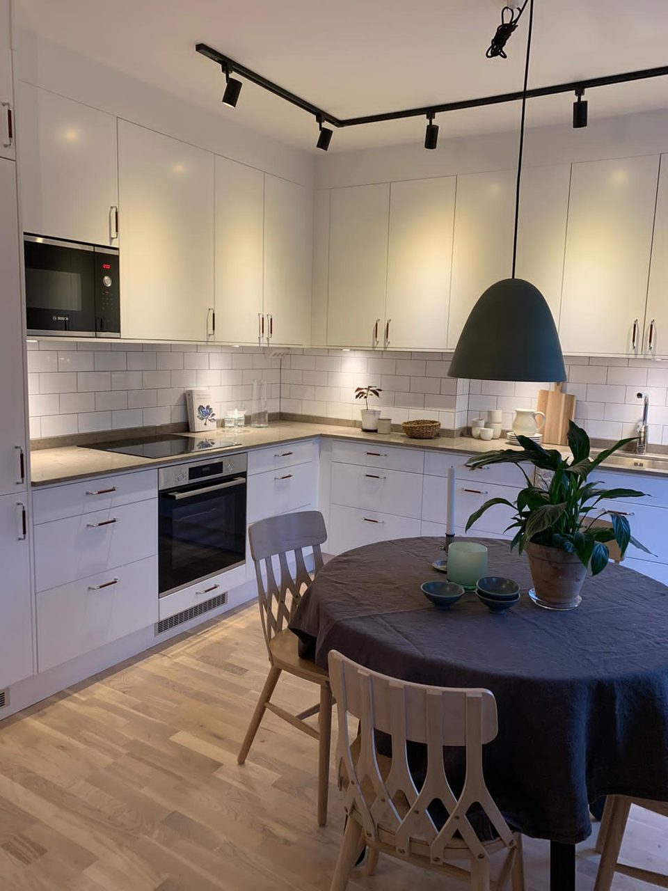 Kök med köksö och barstolar