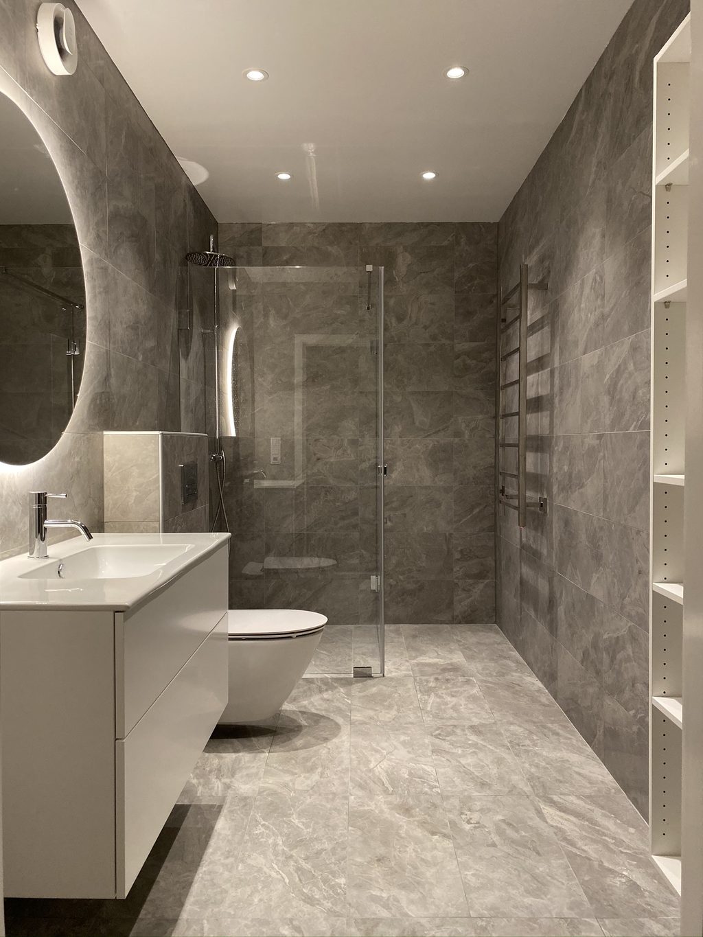 Badrum med dubbla handfat och dusch