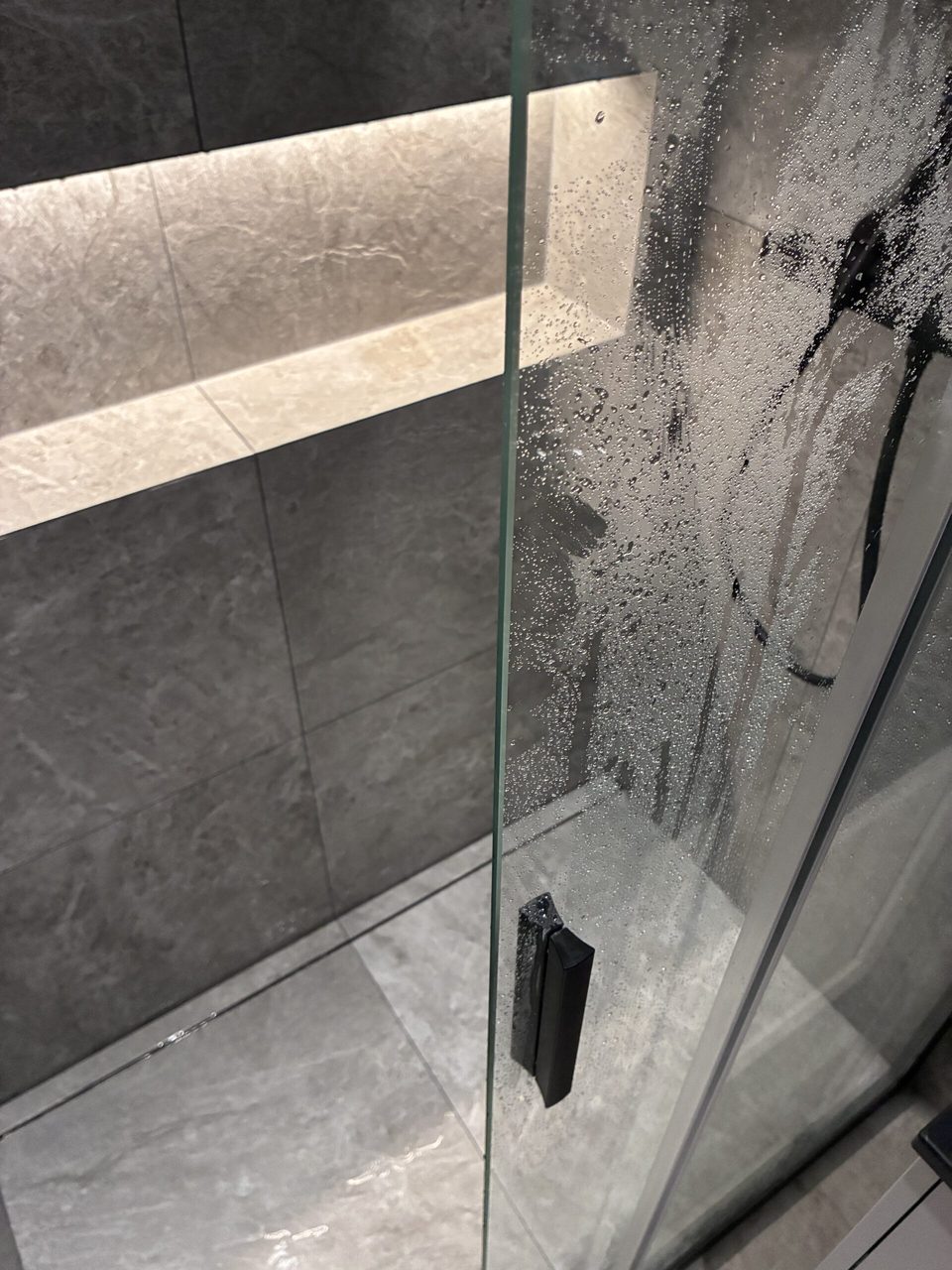 Modern glasdusch i badrum
